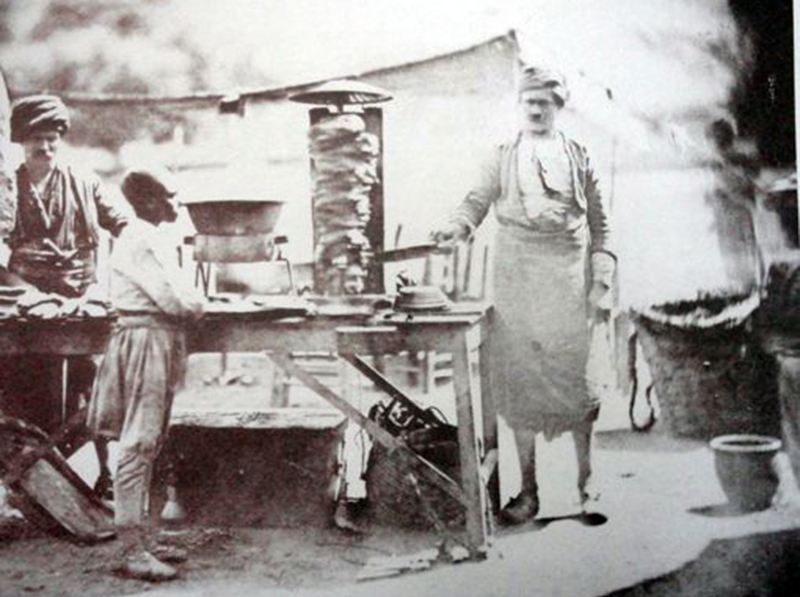 Illustration for article titled El verdadero origen del kebab (y por qué eso que has comido anoche probablemente no sea auténtico kebab)